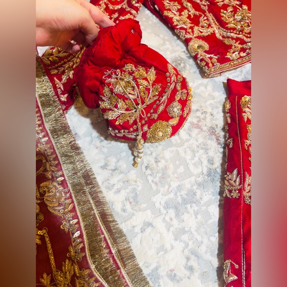 Pakistani/Indian Red lehnga choli bridal collection. Only wore once. - Picture 7 of 17